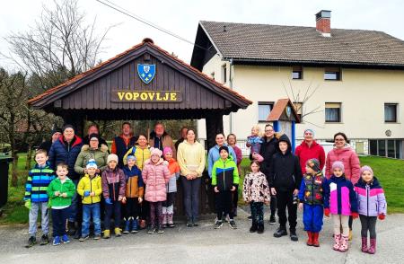 Zbirno mesto je bilo za Vopovlje pred avtobusno postajo